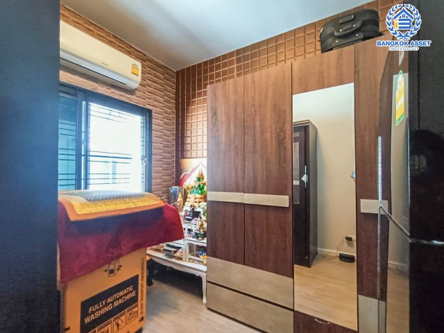 *****ทาวน์เฮ้าส์มือสอง นนทบุรี บ้านคุณภาพจากแบรนด์ Sansiri ม.สิริเพลส ติวานนท์ เนื้อที่ 21.40 ตร.ว. ฟังก์ชัน 3 ห้องนอน 3 ห้องน้ำ 2 ที่จอดรถ ตกแต่งสวย พร้อมเข้าอยู่ ทำเลเดินทางสะดวก เชื่อมต่อถนนรัตนาธิเบศร์, ถนนแจ้งวัฒนะ, ถนนบางกรวย-ไทรน้อย, ถนนชัยพฤกษ์ ใกล้โรบินสันศรีสมาน และทางด่วน "อุดรรัถยา" จองเลย!